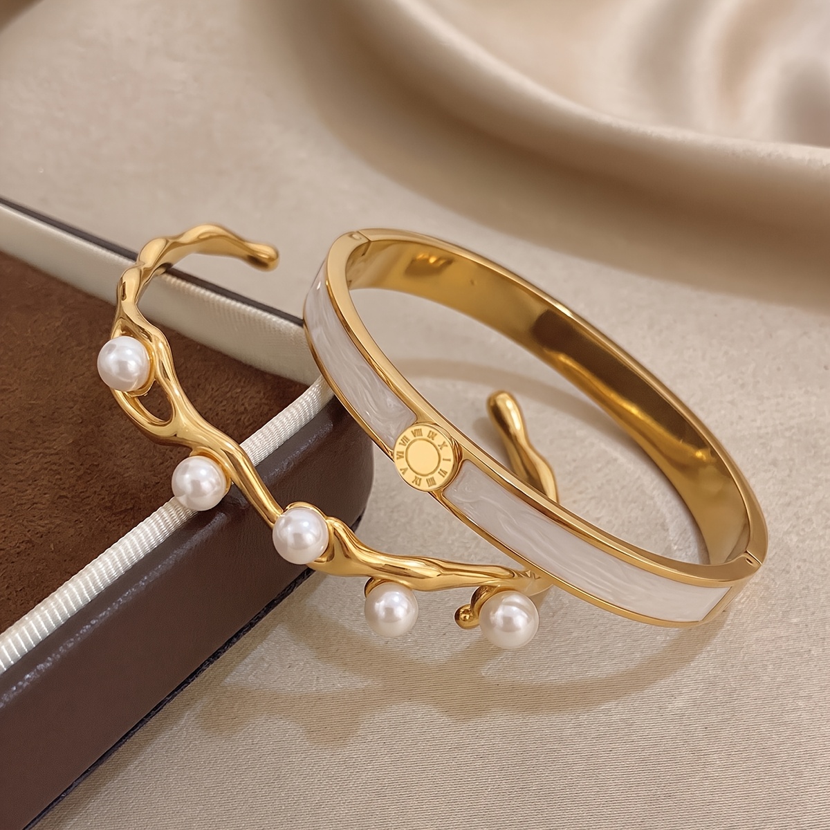 2pcs Retro Warm-Toned 18K Gold Plated Bangle Set